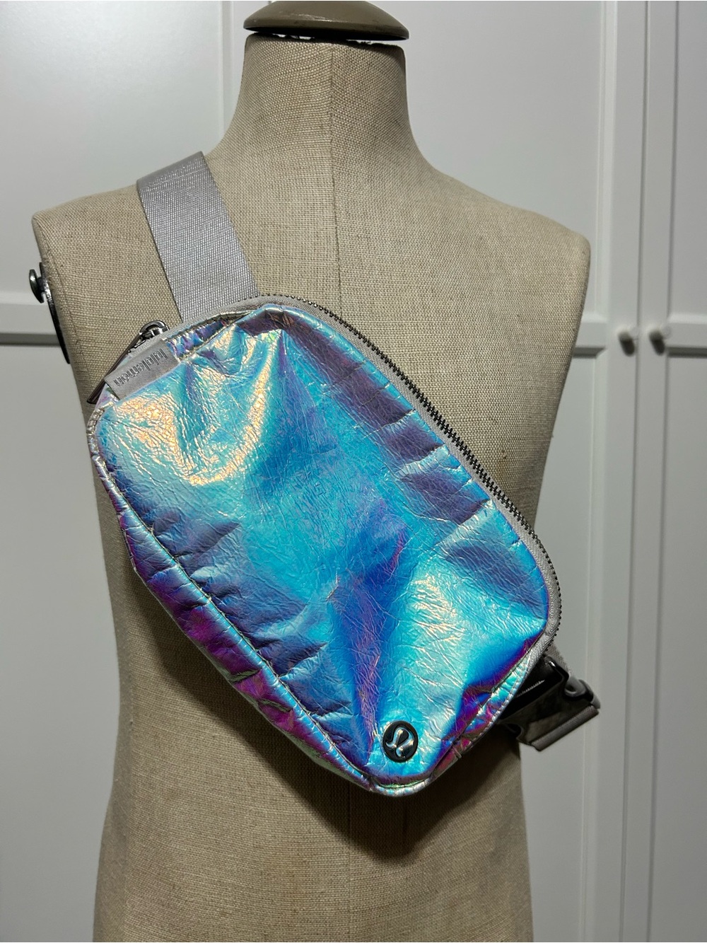 Lululemon Everywhere Belt Bag Iridescent
Crossbody 1L Holographic RARE LIMITED